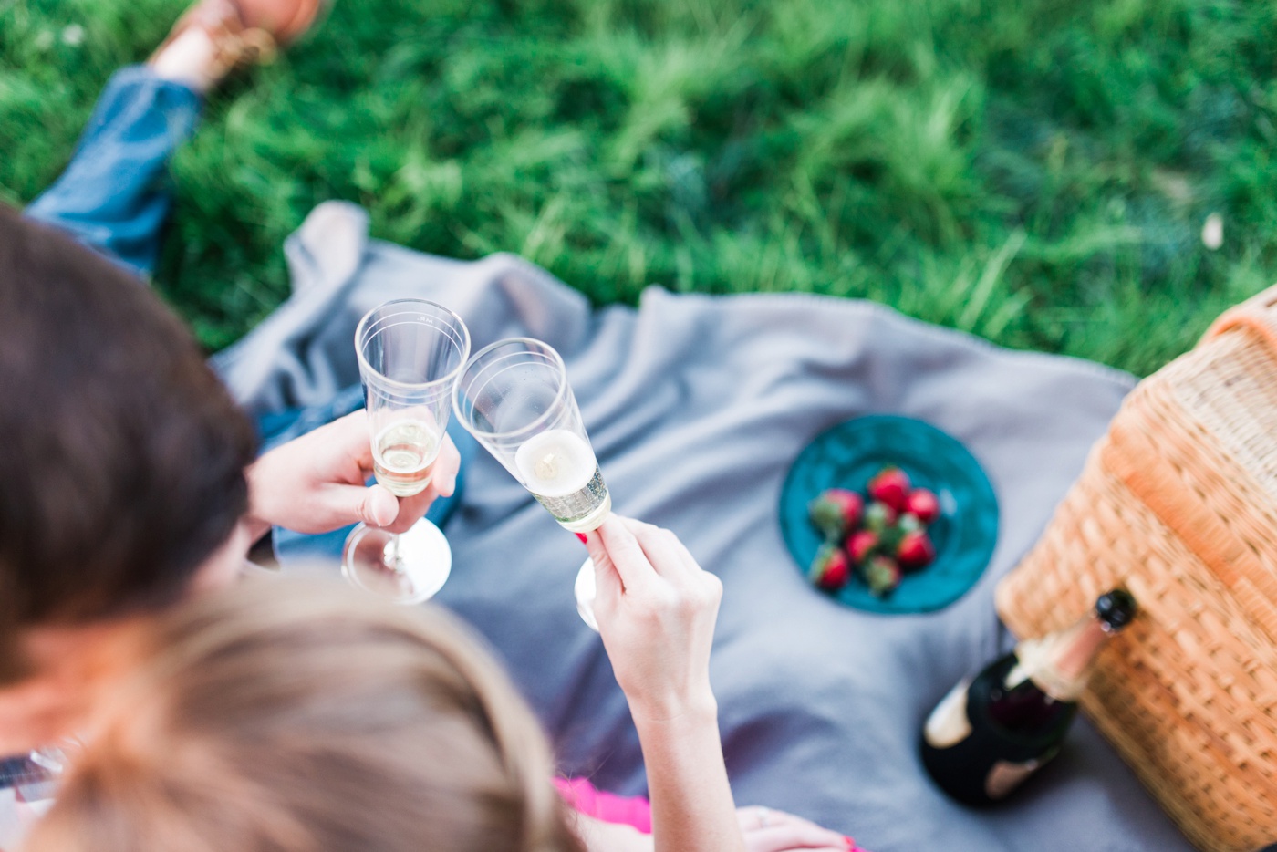 Leslie + Eric - Princeton Battlefield Picnic Engagement Session - New Jersey Wedding Photographer - Alison Dunn Photography photo