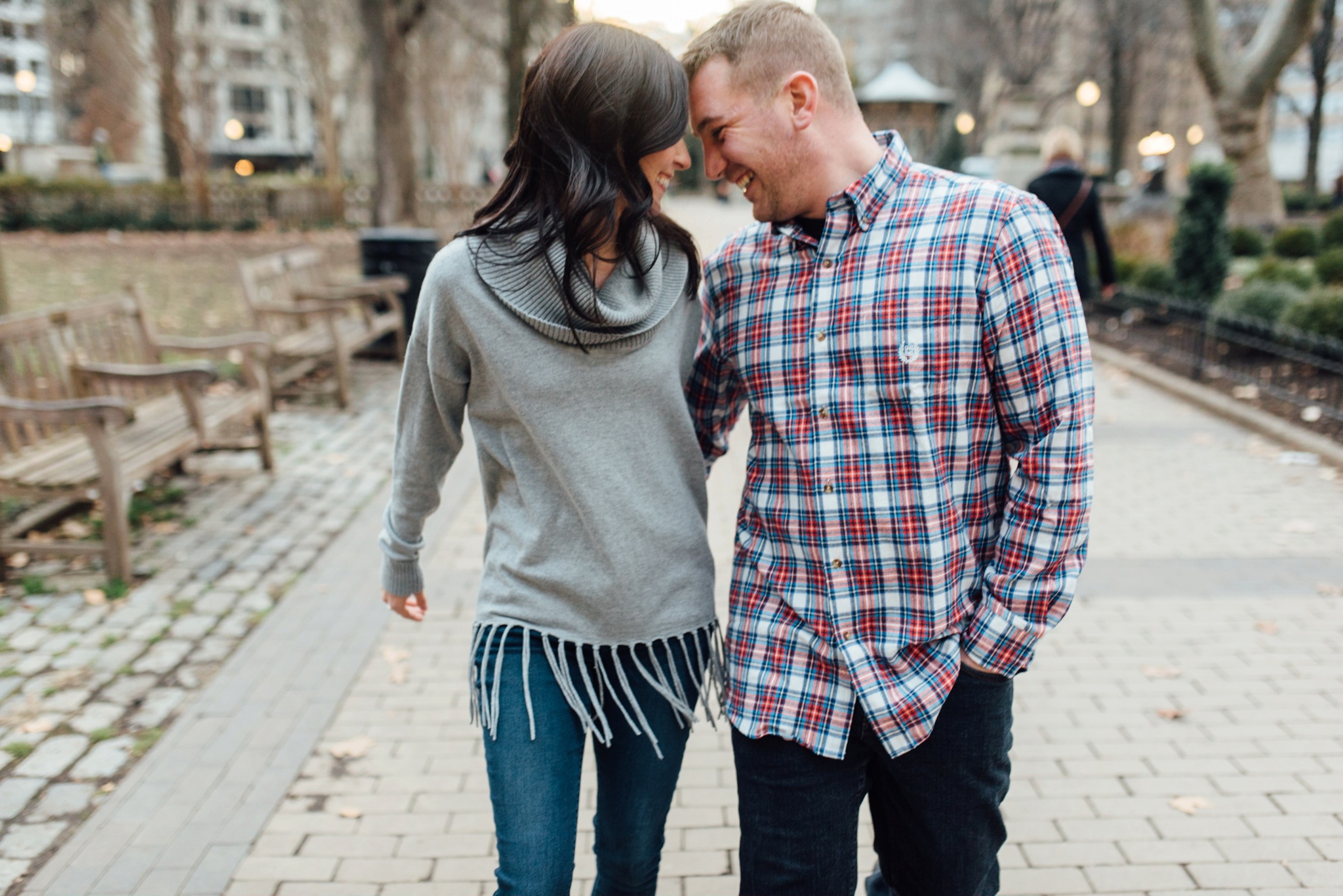 17-kerri-joe-rittenhouse-square-engagement-session-alison-dunn-photography-photo