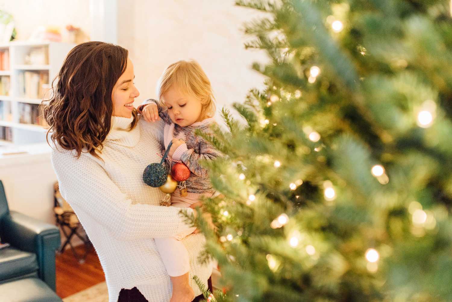 Viss Family - In-Home Christmas Lifestyle Family Session - Philadelphia Family Photographer - Alison Dunn Photography photo
