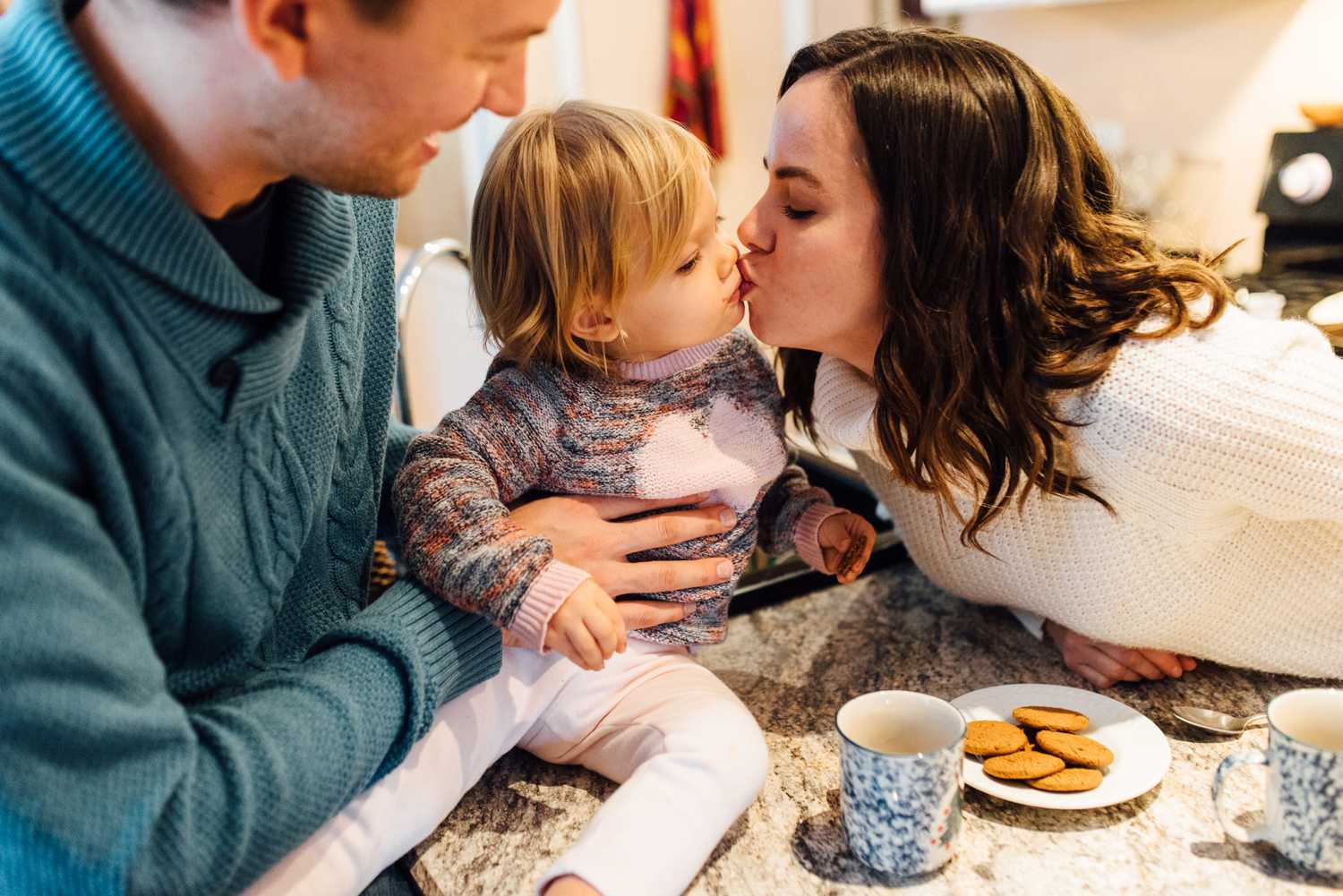 Viss Family - In-Home Christmas Lifestyle Family Session - Philadelphia Family Photographer - Alison Dunn Photography photo